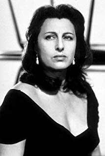 How tall is Anna Magnani?